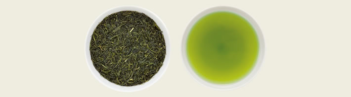 写真:茶葉と淹れた煎茶